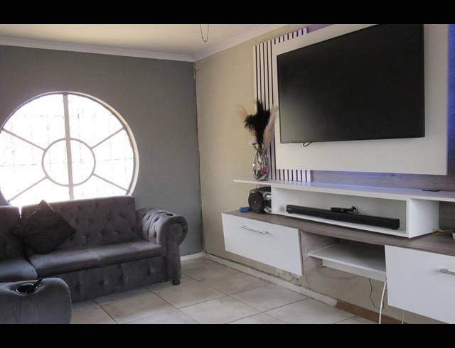 3 BEDROOM FREEHOLD FOR SALE IN ELANDSPARK